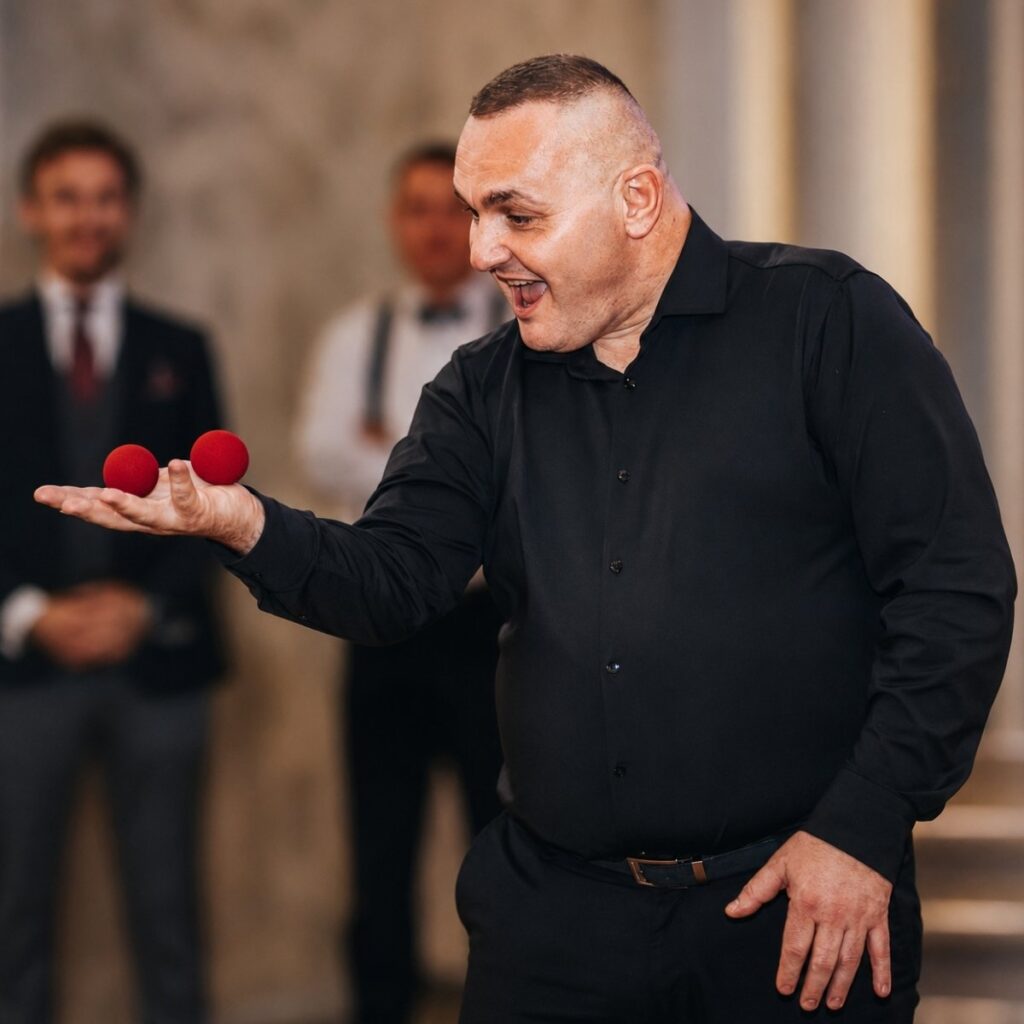 pokaz-magiczny-rafal-alabrudzinski-iluzjonista-eventy-integracja-gosci