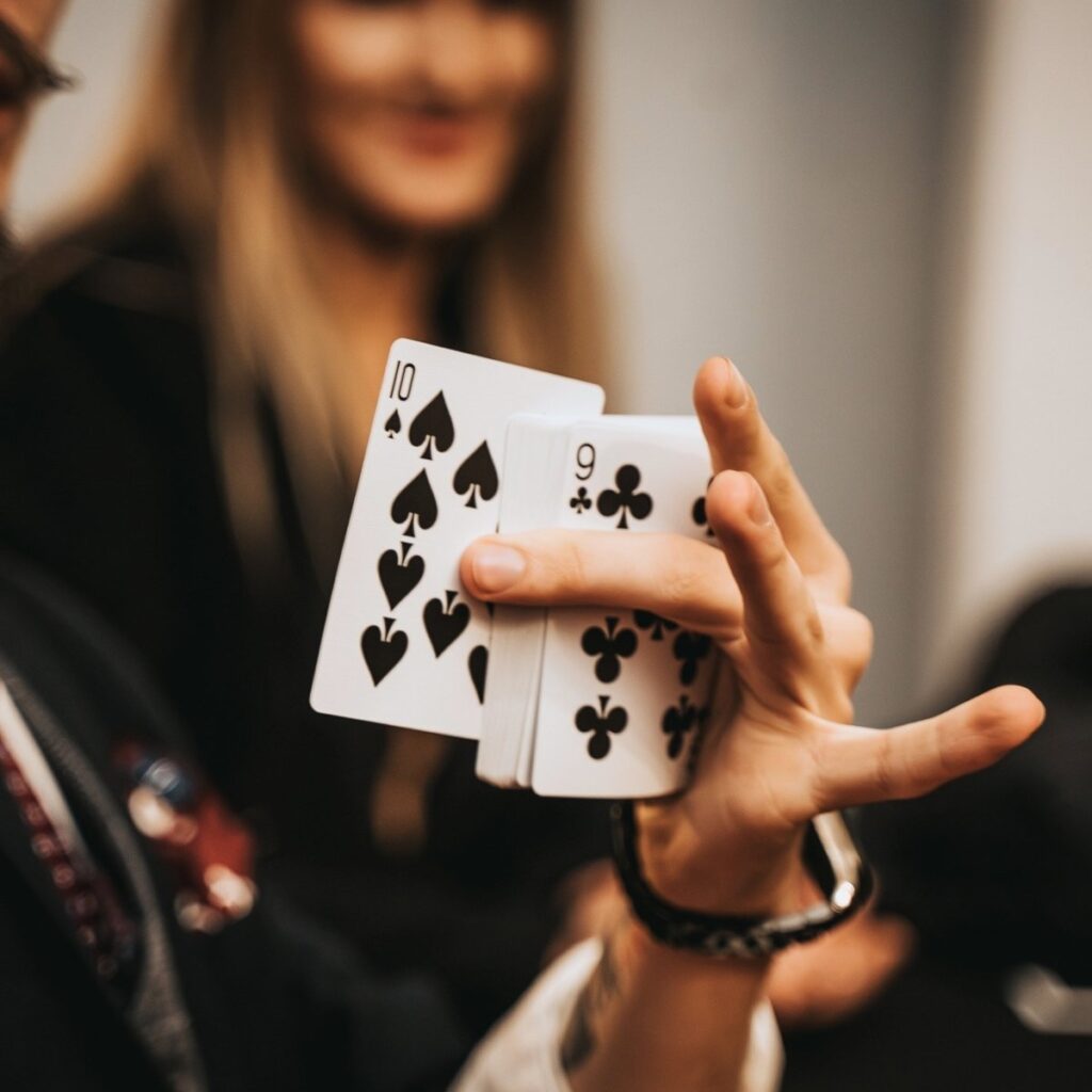 pokaz-magiczny-rafal-alabrudzinski-iluzjonista-mentalizm-i-iluzja-psychologiczna-intuicja