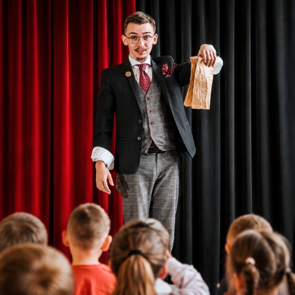 pokaz-magiczny-rafal-alabrudzinski-iluzjonista-szkoly-i-przedszkola-magiczna-zabawa